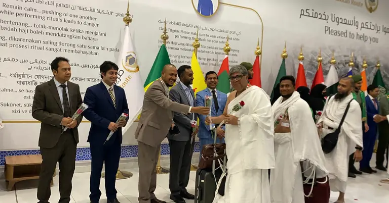 হজ ফ্লাইট সৌদি আরব পৌঁছেছে